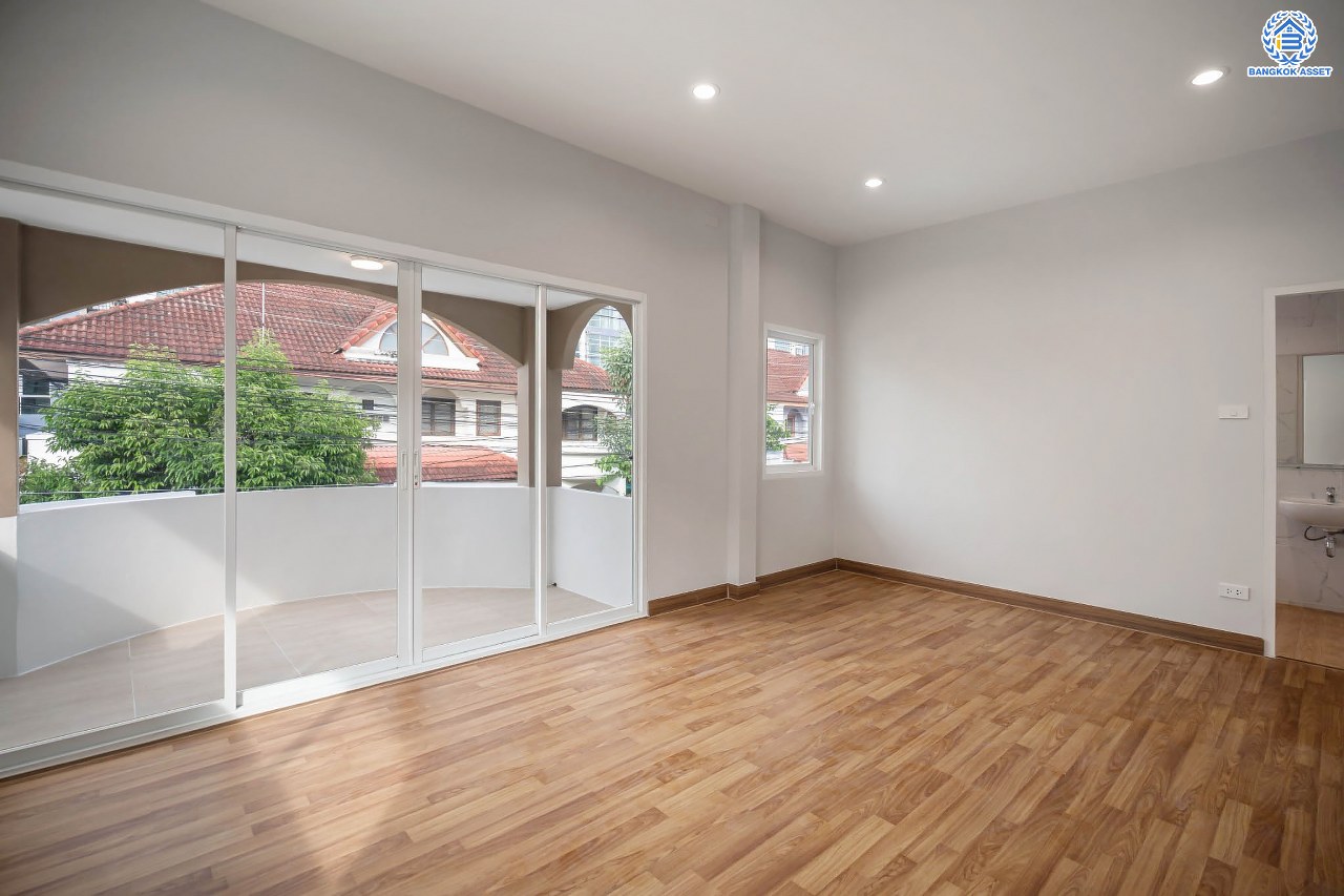 บ้านมือสองตกแต่งใหม่ โครงการ ซื่อตรง รัตนาธิเบศร์ หน้าโครงการติดรถไฟฟ้า "สถานีไทรม้า" เนื้อที่ 40 ตร.ว. ฟังก์ชัน 3 ห้องนอน 3 ห้องน้ำ 1 ที่จอดรถ เชื่อมต่อได้หลายเส้นทาง ใกล้เซ็นทรัลรัตนาธิเบศร์ และทางด่วน "งามวงศ์วาน"